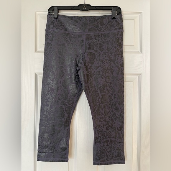 Fabletics Salar Printed Powerhold Crop in a Snake Black and Purple NWT - Picture 6 of 8